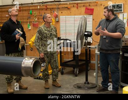 SILVERDALE, Washington (7 juin 2021) – Matthew Tobin, superviseur, Trident Reit Facility Bangor (TRFB) Radar Depot, discute des capacités de pulvérisation à froid avec le U.S. Navy Rear ADM. Jeffrey Jablon, commandant de la Force sous-marine, U.S. Pacific Fleet, et le capitaine de la Marine américaine Robert Figgs, commandant de la TRFB, au dépôt radar de la TRFB. Jablon a visité plusieurs commandements dans la région du Nord-Ouest du Pacifique et a eu l'occasion de rencontrer quelques-uns des 1,500 civils et 500 marins de TRFB. Banque D'Images