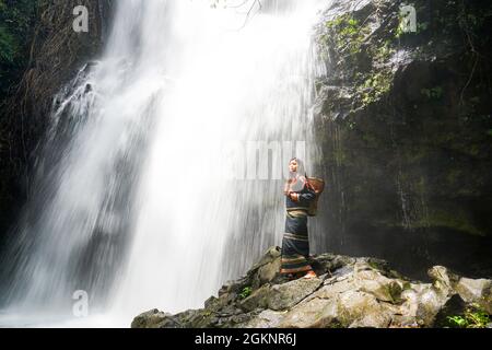 Belle cascade de Luu Ly dans la province de Dak Nong au centre du Vietnam Banque D'Images