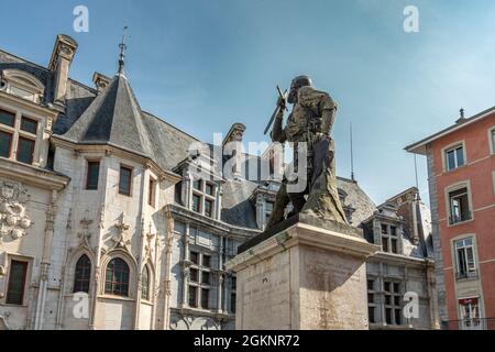 Place du palais de justice. La statue dédiée au chevalier épique Baiardo, placée en face du Parlement Dauphiné. Grenoble, France Banque D'Images