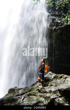 Belle cascade de Luu Ly dans la province de Dak Nong au centre du Vietnam Banque D'Images