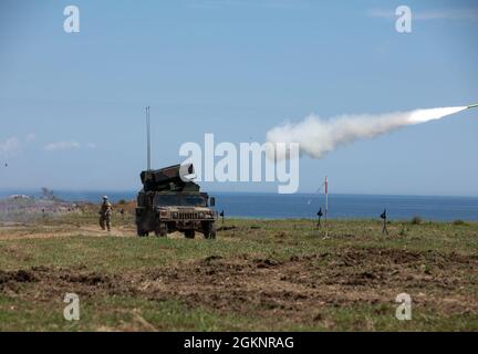 SHABLA AIR DÉFENSE TIR EN DIRECT, BULGARIE — Les soldats de l'armée américaine du 5e Bataillon de Charlie Battery, 4e Régiment d'artillerie de défense aérienne, 10e Commandement de défense aérienne et antimissile, ont tiré un missile Stiger de l'AVENGER AN/TWQ-1, lors d'un exercice de tir en direct à l'appui de Sabre Guardian à la caserne de tir de défense aérienne de Shabla, Bulgarie, le 8 juin 2021. Sabre Guardian 21 est un exercice lié de DEFENDER-Europe 21. DEFENDER-Europe 21 est un exercice à grande échelle dirigé par l'armée américaine, conçu pour renforcer la préparation et l'interopérabilité entre les États-Unis, les alliés de l'OTAN et les militaires partenaires. Cette année, plus de 28 Banque D'Images