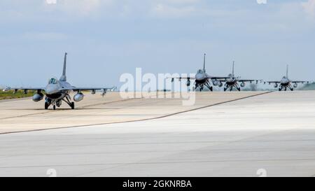 Quatre Faucon de combat F-16 de la Force aérienne des États-Unis affectés au 555e Escadron de chasse se préparent à participer à la grève Falcon 21 (FS21) à la base aérienne Amendola, en Italie, le 8 juin 2021. FS21 est un exercice multinational conjoint conçu pour assurer la formation des équipages par le biais de l'intégration de quatrième et cinquième générations. Parmi les aéronefs participants figurent les avions F-35 Lightning IIS de la US Air Force et le US Marine corps, la Royal Air Force, la Force aérienne italienne et les avions F-35B de la Force aérienne israélienne. Banque D'Images