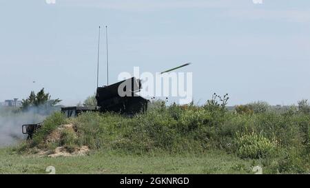 ZONE D'ENTRAÎNEMENT DE CAPU MIDIA, Roumanie — Un système DE missiles AN/TWQ-1 Avenger lance un missile sur une cible aérienne au cours d'un exercice de tir en direct le 9 juin 2021. L'exercice faisait partie de Sabre Guardian, un exercice avec DEFENDER-Europe 21. Banque D'Images