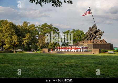 Marines avec « le commandant lui-même », US Marine Drum and Bugle corps, se produit lors d'une parade du mardi au coucher du soleil au Monument commémoratif de guerre du corps des Marines, Arlington, Virginie, le 8 juin 2021. Le responsable de la soirée était M. Robert D. Hogue, avocat du Commandant du corps des Marines, et l'honorable Kirsten E. Gillicand, sénateur américain de New York, était l'invité d'honneur. Banque D'Images