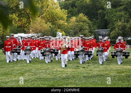 Marines avec « le commandant lui-même », US Marine Drum and Bugle corps, se produit lors d'une parade du mardi au coucher du soleil au Monument commémoratif de guerre du corps des Marines, Arlington, Virginie, le 8 juin 2021. Le responsable de la soirée était M. Robert D. Hogue, avocat du Commandant du corps des Marines, et l'honorable Kirsten E. Gillicand, sénateur américain de New York, était l'invité d'honneur. Banque D'Images