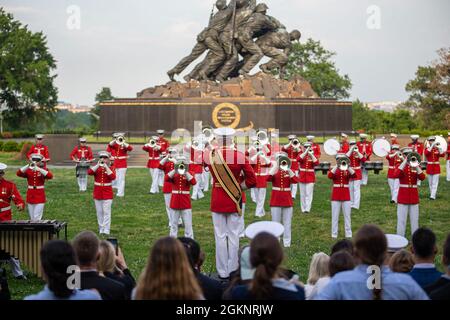 Le maître GySgt Keith Martinez, maître de batterie, « le commandant lui-même », US Marine Drum and Bugle corps, dirige les Marines lors d’une parade du coucher du soleil au Monument commémoratif de guerre du corps des Marines, à Arlington, en Virginie, le 8 juin 2021. Le responsable de la soirée était M. Robert D. Hogue, avocat du Commandant du corps des Marines, et l'honorable Kirsten E. Gillicand, sénateur américain de New York, était l'invité d'honneur. Banque D'Images