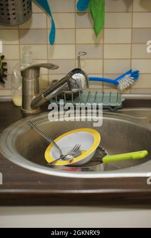 Vaisselle sale sur l'évier de cuisine Banque D'Images