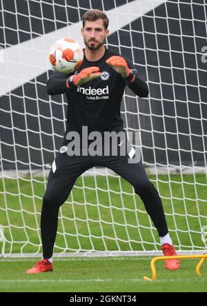 15 septembre 2021, Hessen, Francfort-sur-le-main: Football: Europa League, avant le match du groupe Eintracht Frankfurt vs Fenerbahce Istanbul au Deutsche Bank Park. Le gardien de but Kevin Trapp participe à la dernière séance d'entraînement d'Eintracht Frankfurt au stade. Photo: Arne Dedert/dpa Banque D'Images