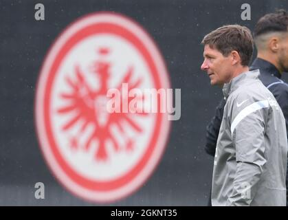 15 septembre 2021, Hessen, Francfort-sur-le-main: Football: Europa League, avant le match du groupe Eintracht Frankfurt vs Fenerbahce Istanbul au Deutsche Bank Park. Oliver Glasner, entraîneur-chef, participe à la dernière séance d'entraînement d'Eintracht Frankfurt au stade. Photo: Arne Dedert/dpa Banque D'Images