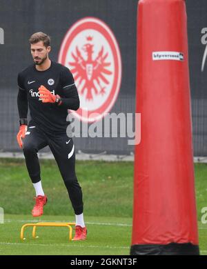 15 septembre 2021, Hessen, Francfort-sur-le-main: Football: Europa League, avant le match du groupe Eintracht Frankfurt vs Fenerbahce Istanbul au Deutsche Bank Park. Le gardien de but Kevin Trapp participe à la dernière séance d'entraînement d'Eintracht Frankfurt au stade. Photo: Arne Dedert/dpa Banque D'Images