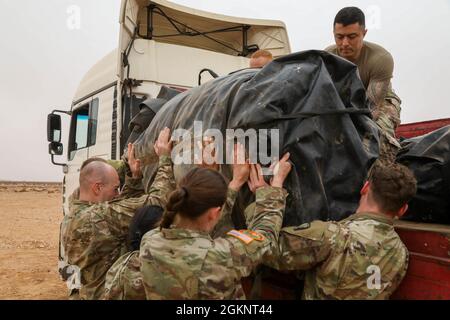 Les soldats de la Garde nationale de l'armée de l'Utah de la 144e compagnie médicale de soutien de zone font un levage lourd sur le Cap DRAA à l'extérieur de la ville de Tantan Maroc pendant l'exercice African Lion. African Lion 2021 est l'exercice annuel le plus important, conjoint et premier du Commandement de l'Afrique des États-Unis, organisé par le Maroc, la Tunisie et le Sénégal, le 7-18 juin. Plus de 7,000 participants de neuf pays et de l'OTAN s'entraînent ensemble en mettant l'accent sur l'amélioration de la préparation des forces américaines et des forces des pays partenaires. AL21 est un exercice multidomaine, multi-composant, et multinational, qui emploie une gamme complète de capacités de mission avec le but de str Banque D'Images