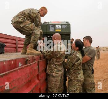 Les soldats de la Garde nationale de l'armée de l'Utah de la 144e compagnie médicale de soutien de zone font un levage lourd sur le Cap DRAA à l'extérieur de la ville de Tantan Maroc pendant l'exercice African Lion. African Lion 2021 est l'exercice annuel le plus important, conjoint et premier du Commandement de l'Afrique des États-Unis, organisé par le Maroc, la Tunisie et le Sénégal, le 7-18 juin. Plus de 7,000 participants de neuf pays et de l'OTAN s'entraînent ensemble en mettant l'accent sur l'amélioration de la préparation des forces américaines et des forces des pays partenaires. AL21 est un exercice multidomaine, multi-composant, et multinational, qui emploie une gamme complète de capacités de mission avec le but de str Banque D'Images