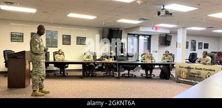 Fort Jackson Commandant Brig. Le général Milford H. 'Beags' Beagle Jr. Parle aux femmes soldats qui se sont rencontrées au quartier général du poste pour lancer le chapitre de l'installation du Programme de mentorat et de moral des femmes juin 8. Le PMFM offre un perfectionnement personnel et professionnel à toutes les femmes officiers commissionnés, non commissionnés et adjudants. Banque D'Images