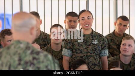 210608-N-YG104-4005 CAMP PENDLETON, Calif (le 8 juin 2021) le maître-chef de la Marine Russell Smith parle à l'hôpital Corpsman affecté au Bataillon d'instruction médicale de campagne-Ouest. Le MCPON Smith et le sergent-major du corps des Marines Troy E. Black mènent un engagement conjoint de la flotte axé sur l'intégration navale, la Stratégie maritime des trois services et l'importance des liens au sein de la force conjointe. Banque D'Images