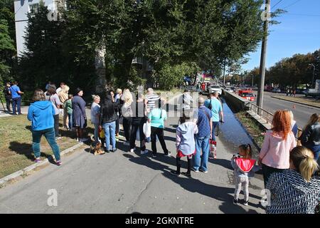 DNIPRO, UKRAINE - 15 SEPTEMBRE 2021 - deux personnes sont mortes lorsqu'une voiture Nissan Primera a explosé dans l'avenue Bohdan Khmelnytsky, Dnipro, Ukraine orientale crédit: UKRINFORM/Alay Live News Banque D'Images