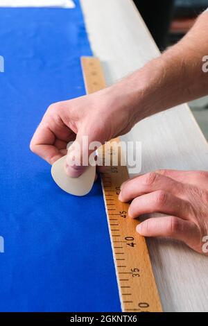 Les mains du tailleur préparent le modèle. La profession pigiste moderne Banque D'Images