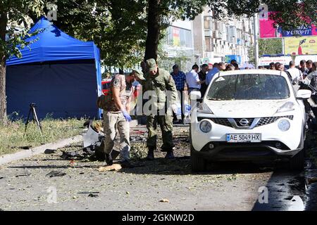 DNIPRO, UKRAINE - 15 SEPTEMBRE 2021 - deux personnes sont mortes lorsqu'une voiture Nissan Primera a explosé dans l'avenue Bohdan Khmelnytsky, Dnipro, Ukraine orientale crédit: UKRINFORM/Alay Live News Banque D'Images