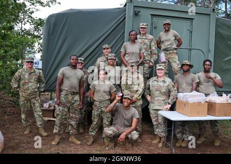 Brig. De l'armée américaine Le général Jeffery Copeland, le directeur de l'état-major interarmées et adjoint au général, pose une photo avec le colonel Michelle Harper, le 449e commandant de la brigade de l'aviation de combat, les chefs du 449e ACR, et les soldats affectés à la Compagnie Echo 1-130e Bataillon d'attaque, 449e CAB à fort Bragg, N.C., le 8 juin 2021. Copeland a rendu visite aux soldats de la 1-130e AB qui mènent leur entraînement annuel. Banque D'Images