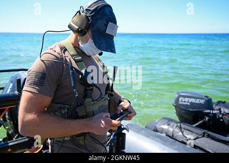 MER BALTIQUE (8 juin 2021) des techniciens chargés de l'élimination des munitions explosives (EOD), affectés à l'unité mobile EOD (EODMU) 8, envoient des mises à jour sur l'emplacement d'une mine au cours d'une formation de récupération dans le cadre de BALTOPS 50. Le 50ème BALTOPS représente un engagement continu et constant à renforcer l'interopérabilité au sein de l'Alliance et à assurer la sécurité maritime collective dans la mer Baltique. Banque D'Images