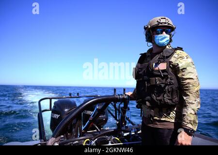 MER BALTIQUE (8 juin 2021) membre de l'unité mobile d'élimination des explosifs d'artillerie (EODMU) 8, effectue une formation sur la récupération des mines dans le cadre de BALTOPS 50. Le 50ème BALTOPS représente un engagement continu et constant à renforcer l'interopérabilité au sein de l'Alliance et à assurer la sécurité maritime collective dans la mer Baltique. Banque D'Images