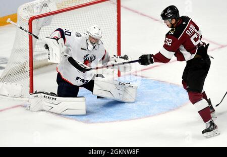 Riga, Lettonie. 14 septembre 2021. Le gardien de but de torpille Nizhny Novgorod Alexei Murygin (L) tente de faire une économie lors du match de hockey sur glace de la Kontinental Hockey League (KHL) de 2021-2022 entre Dinamo Riga et Torpedo Nizhny Novgorod à Riga, en Lettonie, le 14 septembre 2021. Crédit: Edijs Palens/Xinhua/Alamy Live News Banque D'Images