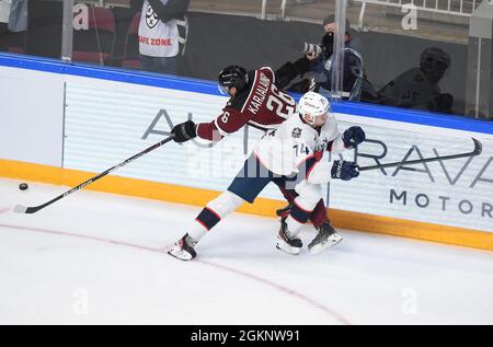 Riga, Lettonie. 14 septembre 2021. Jere Karjalainen (L) de Dinamo Riga est accompagné de Mikhail Orlov de Torpedo Nizhny Novgorod lors du match de hockey sur glace de la Kontinental Hockey League (KHL) de 2021-2022 entre Dinamo Riga et Torpedo Nizhny Novgorod à Riga, en Lettonie, le 14 septembre 2021. Crédit: Edijs Palens/Xinhua/Alamy Live News Banque D'Images