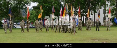 Les officiers de l'armée américaine et les couleurs avec le 21e Commandement du soutien du théâtre exécutent le mouvement de forage du centre de mars lors de la cérémonie de changement de commandement du 21e TSC, le 8 juin 2021 à Daenner Kaserne, Kaiserslautern, Allemagne. Bang. Le général James M. Smith a assumé le commandement de l'unité du général Christopher Mohan. Banque D'Images