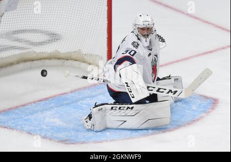 Riga, Lettonie. 14 septembre 2021. Alexei Murygin, gardien de but de Nijni Novgorod, tente de faire une économie lors du match de hockey sur glace de la Kontinental Hockey League (KHL) de 2021-2022 entre Dinamo Riga et Torpedo Nijni Novgorod à Riga, en Lettonie, le 14 septembre 2021. Crédit: Edijs Palens/Xinhua/Alamy Live News Banque D'Images