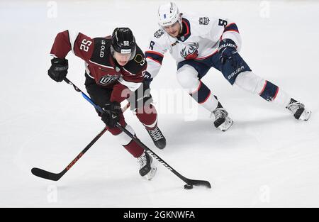 Riga, Lettonie. 14 septembre 2021. Radil Lukas (L) de Dinamo Riga est accompagné de Theodor Lennstrom de Torpedo Nizhny Novgorod lors du match de hockey sur glace de la Kontinental Hockey League (KHL) de 2021-2022 entre Dinamo Riga et Torpedo Nizhny Novgorod à Riga, en Lettonie, le 14 septembre 2021. Crédit: Edijs Palens/Xinhua/Alamy Live News Banque D'Images