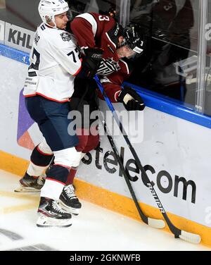 Riga, Lettonie. 14 septembre 2021. Le Brandon Gormley (R) de Dinamo Riga est accompagné de Daniel Zaar de Torpedo Nizhny Novgorod lors du match de hockey sur glace de la Kontinental Hockey League (KHL) de 2021-2022 entre Dinamo Riga et Torpedo Nizhny Novgorod à Riga, en Lettonie, le 14 septembre 2021. Crédit: Edijs Palens/Xinhua/Alamy Live News Banque D'Images