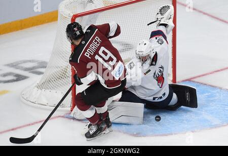 Riga, Lettonie. 14 septembre 2021. Le gardien de but de torpille Nizhny Novgorod Alexei Murygin (R) tente de faire une économie lors du match de hockey sur glace de la Kontinental Hockey League (KHL) de 2021-2022 entre Dinamo Riga et Torpedo Nizhny Novgorod à Riga, Lettonie, 14 septembre 2021. Crédit: Edijs Palens/Xinhua/Alamy Live News Banque D'Images