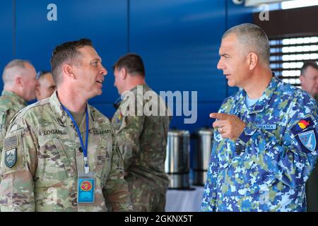 ZONE D'ENTRAÎNEMENT DE CAPU MIDIA, Roumanie — le lieutenant-colonel Justin Logan, commandant de bataillon le 5e Bataillon, 7e artillerie de défense aérienne, parle avec un visiteur roumain distingué lors d'une journée de presse et de LFX du missile Patriot, le 9 juin 2021. Les médias, les VIP et les visiteurs distingués ont été invités à assister à l'exercice dans le cadre de Sabre Guardian, un exercice avec DEFENDER-Europe 21. Banque D'Images