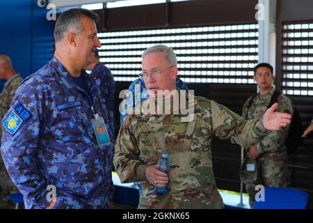 ZONE DE FORMATION DE CAPU MIDIA, Roumanie — Brig. Le général Gregory Brady, commandant du 10e Commandement de la défense aérienne et antimissiles de l'Armée de terre, parle avec un visiteur roumain distingué lors d'une journée de presse et d'un missile Patriot LFX, le 9 juin 2021. Les médias, les VIP et les visiteurs distingués ont été invités à assister à l'exercice sur le terrain dans le cadre de Sabre Guardian, un exercice avec DEFENDER-Europe 21. Banque D'Images