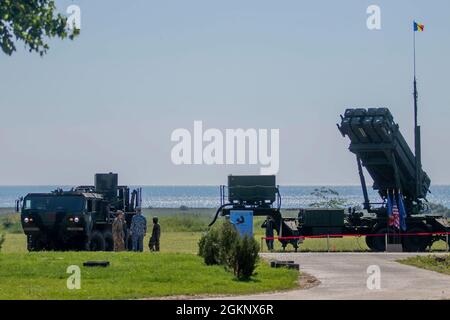 AIRE D'ENTRAÎNEMENT DE CAPU MIDIA, Roumanie — l'armée américaine et les soldats roumains se mêlent avant un exercice de tir en direct, le 9 juin 2021. Dans le cadre de cet exercice, les forces américaines et roumaines ont travaillé ensemble pour détruire des cibles de drones en utilisant divers systèmes de missiles dans le cadre de Sabre Guardian, un exercice au sein DE DEFENDER-Europe 21. Banque D'Images