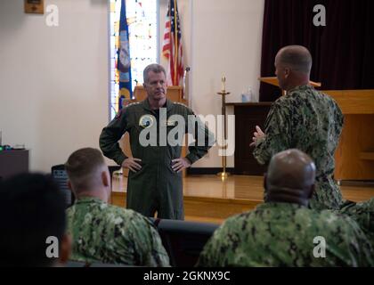 SASEBO (Japon) (9 juin 2021) – Commandant, U.S. Pacific Fleet ADM. Sam Paparo parle à la direction des forces navales déployées, du commandant, des activités de la flotte Sasebo et du commandement des locataires à bord du CFAS le 9 juin 2021. Paparo a visité le CFAS lors de sa première visite au Japon pour examiner les contributions des unités basées à Sasebo à la mission de la flotte du Pacifique des États-Unis et rencontrer des dirigeants politiques locaux et des partenaires de la Force d'autodéfense du Japon. Banque D'Images