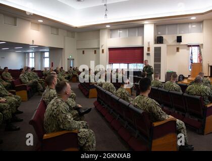 SASEBO (Japon) (9 juin 2021) – Commandant, U.S. Pacific Fleet ADM. Sam Paparo parle à la direction des forces navales déployées, du commandant, des activités de la flotte Sasebo et du commandement des locataires à bord du CFAS le 9 juin 2021. Paparo a visité le CFAS lors de sa première visite au Japon pour examiner les contributions des unités basées à Sasebo à la mission de la flotte du Pacifique des États-Unis et rencontrer des dirigeants politiques locaux et des partenaires de la Force d'autodéfense du Japon. Banque D'Images