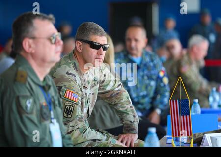 ZONE D'ENTRAÎNEMENT DE CAPU MIDIA, Roumanie — le général de division Joe Jarrard, commandant adjoint de l'armée américaine Europe et Afrique, voit un lancement de missile le 9 juin 2021. Jarrard était un visiteur distingué invité à superviser un exercice de formation dans le cadre de Sabre Guardian, un exercice avec DEFENDER-Europe 21. Banque D'Images