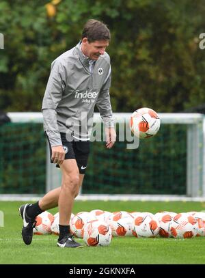 15 septembre 2021, Hessen, Francfort-sur-le-main: Football: Europa League, avant le match du groupe Eintracht Frankfurt vs Fenerbahce Istanbul au Deutsche Bank Park. Oliver Glasner, entraîneur-chef, participe à la dernière séance d'entraînement d'Eintracht Frankfurt au stade. Photo: Arne Dedert/dpa Banque D'Images