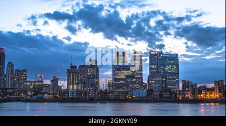 LONDRES, ROYAUME-UNI - 13 mai 2020 : une vue panoramique sur une rivière calme de la Tamise avec de beaux bâtiments sous un ciel nuageux à Canary Wharf Banque D'Images