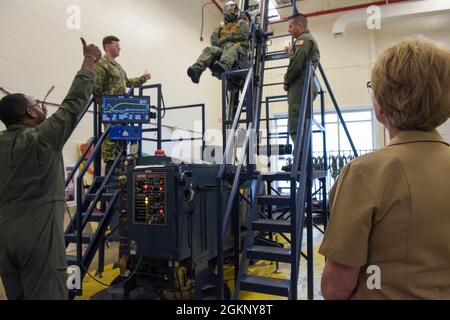 PENSACOLA, Floride (9 juin 2021) SMA. Cynthia Kuehner, commandant du Commandement de soutien des forces médicales de la Marine (CSNM), observe une démonstration d'entraîneur de siège d'éjection d'avion au Centre d'entraînement de survie en aviation (CSTC) Pensacola dans le cadre de sa visite au Commandement de l'entraînement opérationnel en médecine de la Marine (CMON). La mission du NMOTC est de fournir une formation à la médecine opérationnelle et à la survie de l'aviation. Appuyer la flotte et la flotte Marine Force avec des services consultatifs en médecine opérationnelle, mener des programmes d'éducation et de formation pour le personnel du service médical dans divers domaines de la médecine opérationnelle Banque D'Images