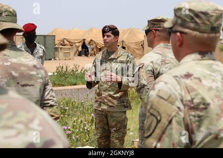 Le Maj. De l'armée américaine Steven Kornegay prononce un discours après sa promotion au complexe d'intervention du bataillon Rapide (BIR) à Djibouti, le 9 juin 2021. Kornegay a eu une cérémonie de promotion combinée avec des soldats du BIR djiboutien pour signifier l'unité entre les forces. Banque D'Images