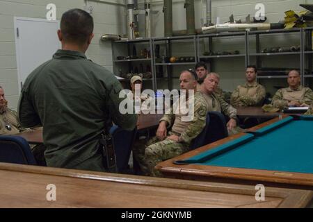 Sergent-chef du corps des Marines des États-Unis. Carlos Villarreal, officier supérieur non commandant en charge de l'élimination des munitions explosives (EOD), quartier général et Escadron de quartier général, enseigne une classe à l'équipe d'intervention des forces spéciales du comté de Carteret avant l'entraînement conjoint à la station aérienne Marine corps Cherry point, Caroline du Nord, le 9 juin 2021. La formation portait sur une gamme de munitions destinée à démontrer les effets explosifs de différents matériaux de munitions, permettant ainsi aux autorités locales de mieux identifier les matériaux et de comprendre les moments appropriés pour utiliser la DOE. Banque D'Images