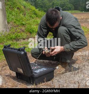 Sergent du corps des Marines des États-Unis Jonathan Cosgrove, un latéral marin qui se déplace vers l'élimination des munitions explosives (EOD), prépare un dispositif de détonation à distance à la station aérienne de Marine corps Cherry point, en Caroline du Nord, le 9 juin 2021. EOD a mené une gamme d'entraînement sur les munitions avec les équipes des forces spéciales du comté de Carteret (SRT), qui consistait en des cours et des démonstrations des effets de différentes munitions militaires, explosifs militaires et charges improvisées dans lesquelles SRT pourrait rencontrer. Banque D'Images