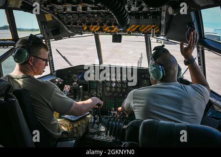 Sgt. Principal de la Force aérienne des États-Unis Shaun Bradshaw (à droite) et Sgt. Jason Beaudry, 118e Escadron de transport aérien, effectue une inspection avant vol sur un Hercules C-130H3 à la base de la Garde nationale aérienne Bradley, East Granby (Connecticut), le 10 juin 2021. La 103e Escadre de transport aérien a effectué son premier vol d’entraînement local avec l’aéronef dans le cadre de la transition de l’unité du C-130H1 à la nouvelle variante C-130H3. Banque D'Images