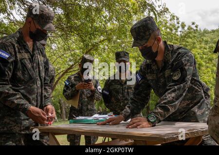 Des soldats affectés à l'équipe 1412 du conseiller de l'artillerie de campagne, 5e Bataillon, 1re brigade d'assistance de la Force de sécurité, dirigent une formation d'artillerie avec l'Armée des Forces armées du Honduras à Choluteca, département du Honduras, 9 juin 2021. L'armée américaine fournit de l'instruction pour améliorer les compétences des forces armées étrangères. Banque D'Images