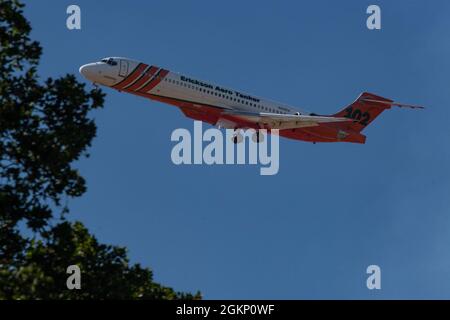 Un AirTanker Cal Fire MD-87 Type I se prépare à une chute de produit ignifuge aérienne pour contenir le feu d'Intanko sur la base aérienne de Beale, Californie, le 8 juin 2021. L’aide de CAL Fire pour les chutes ignifuges aériennes et la création rapide de pauses-feu du 9e Escadron du génie civil ont joué un rôle crucial dans l’arrêt de l’incendie, qui est arrivé à pied de la base. Au total, l'incendie a brûlé environ 939 acres sur et hors de l'installation. Banque D'Images