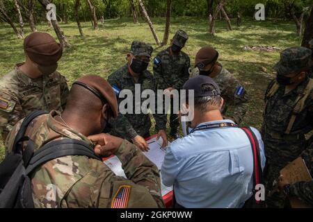 Des soldats affectés à l'équipe 1412 du conseiller de l'artillerie de campagne, 5e Bataillon, 1re brigade d'assistance de la Force de sécurité, dirigent une formation d'artillerie avec l'Armée des Forces armées du Honduras à Choluteca, département du Honduras, 9 juin 2021. L'armée américaine fournit de l'instruction pour améliorer les compétences des forces armées étrangères. Banque D'Images