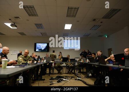 Des soldats de l'armée américaine et des aviateurs de la U.S. Air Force de la California National Guard ont participé à L'EXERCICE DE SENSIBILISATION AUX incidents BURN EX 2021, avec CAL FIRE, la NASA, le National Guard Bureau et d'autres organismes partenaires, à McClellan Park in (anciennement McClellan Air base) Sacramento, Californie, le 9 juin 2021. L'exercice consistait à utiliser une couche de Cal Guard MQ-9 et d'autres actifs aériens pour surveiller une brûlure contrôlée au Camp Pendleton. Les séquences ont ensuite été envoyées à Cal Guard, à CAL FIRE et à d'autres organismes partenaires pour analyse et évaluation. Banque D'Images