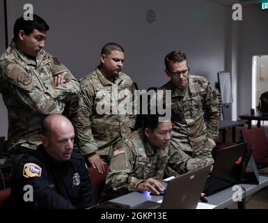 Des soldats de l'armée américaine et des aviateurs de l'armée de l'air américaine, avec la garde nationale de Californie et des représentants DES POMPIERS de CAL à McLellan Park, Californie, évaluent les images de MQ-9 Reaper d'un brûlage contrôlé à Camp Pendleton, Californie, le 9 juin 2021. Le MQ-9 Reaper a été sorti de la base aérienne de la réserve de mars et les séquences ont été examinées au parc McClellan (anciennement la base aérienne McClellan) dans le cadre de L'EXERCICE DE formation SUR L'évaluation de la sensibilisation aux incidents MENÉ par BURN EX 2021, un organisme interagences. Banque D'Images