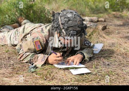 SSG Ricardo Linares, un soldat avec Alpha Battery, 5e Bataillon, 25e Régiment d'artillerie de campagne, 3e équipe de combat de brigade, 10e Division de montagne (LI), trace des points pendant la navigation terrestre afin de gagner son insigne Expert Soldier. La navigation terrestre est l'une des tâches que les soldats doivent accomplir avec succès pour gagner leur ESB. Banque D'Images